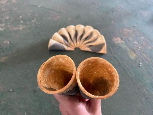 मकई के लिए दो रंग सुरंग आइसक्रीम कोन बनाने की मशीन
